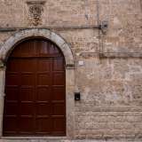 Infine torniamo a percorrere via Santa Maria del Principio, che subito cambia nome in piazza Mercato. Da qui esploriamo le ultime due traverse. La prima � via Marchese di Montrone, in fondo alla quale spunta l'accesso principale al predetto Palazzo marchesale...